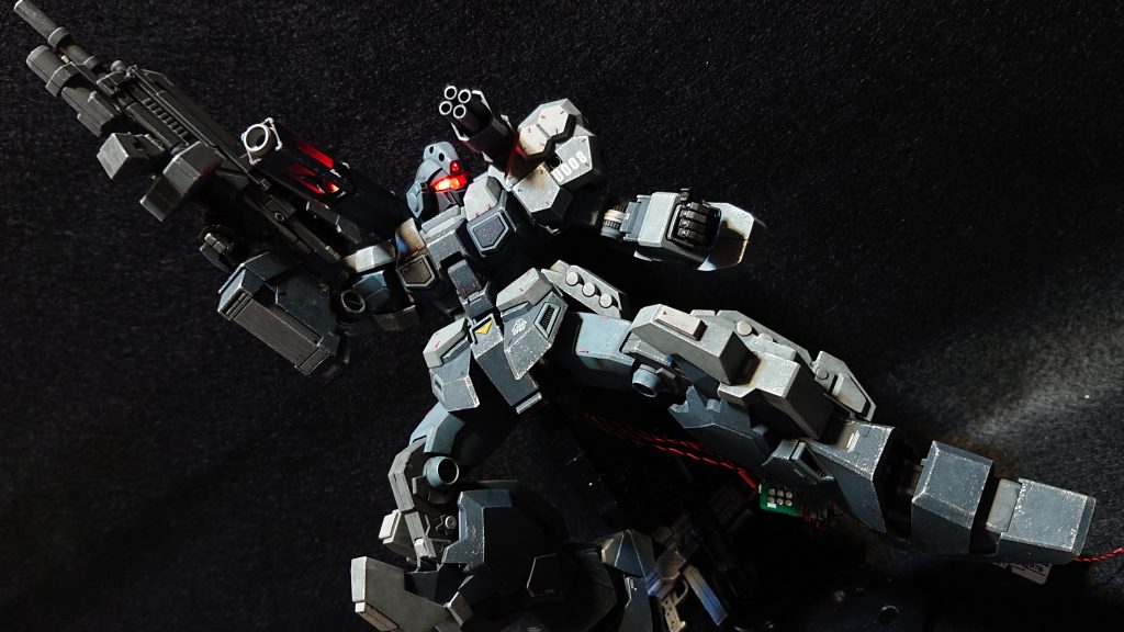 LEDはメインカメラパーツの後ろ側とビームキャノン発射口とスラスターに仕込みました。配線は全て可動の妨げにならないように機体内部を通しています。