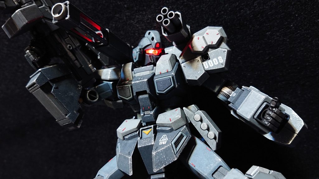 部分塗装を施した成型色仕上げです。今回の作製では初めて本格的なヒケ処理とレッドポイントの貼り付けを行いました。完全塗装する訳ではないのでヒケ処理がどの程度有効だったかわかりませんが、角が立ってメリハリが出た気がします。また、沢山あった細かい線のモールドにレッドポイントを貼り付けることで情報量が増えました。