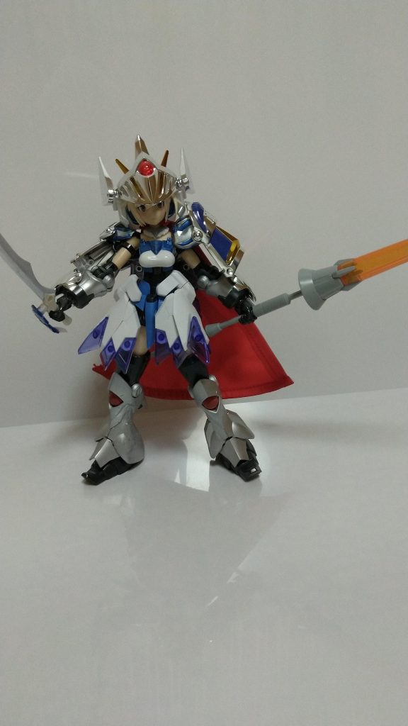 と言う訳で姫騎士バーサルナイトガンダムさんver.2個人的にはこっちの方がシックリ来てる感がある……ような気がします。ベースはどちらもフレームアームズガールの轟雷とスティレットのミキシング。兜は意外とすっぽりと頭にはまります。腕と脚はHGギャンクリーガーを使用。色を塗り替えただけで騎士っぽさがぐっと増したような気がします。武器はメガミデバイスのエーデルワイスの物とギャンクリーガーのビームランス。