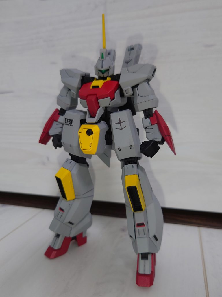 正面。胸部のバーザムとは違う平面的な装甲を、瞬間接着剤と硬化スプレーで接着してからヤスリがけすることで再現しました。脚部は側面の黄色いパーツを排除してから、ラッカーパテで埋めて雰囲気だけ再現しました。