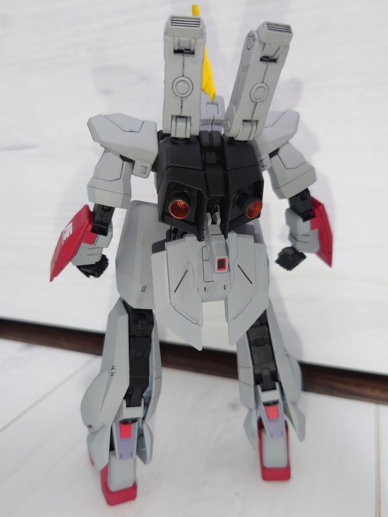 バックショット。設定画でバックパックから伸びるスラスター?は、バトルアームアームズの一番短いアームに先日再販されたビルダーズパーツを接着することで再現しました。背面の公式な設定画が調べた限りでは存在しなかったため、スラスター?が生えている箇所やバックパックのカラーは自分で決めました。