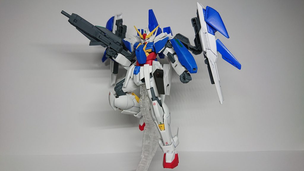 またバックパックはコアファイターとなっており、脱出ポットとして使用可能な他、互換性のある機体とドッキングし外部から操縦することが可能である。