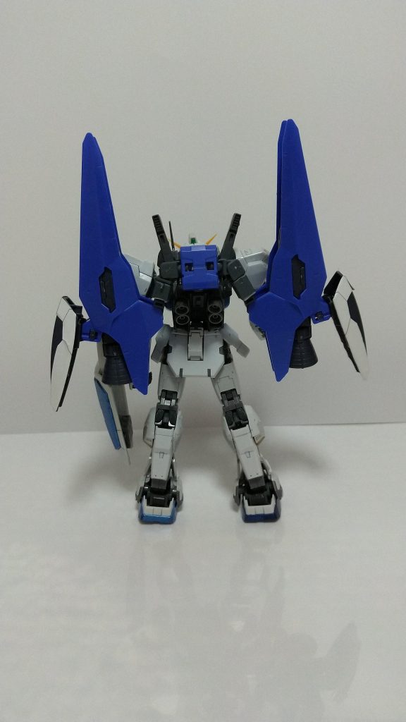 後ろはこんな感じ。スーパーガンダムあるあるなのか、相変わらずリアヘビーです（笑）設定としては、ティターンズから奪取し、解体されたガンダムMk-Ⅱの1号機もしくは2号機をアナハイムに無理を言ってガンダリウム合金を使用して再び組み上げて貰ったという感じになってます。無理を言う代わりに、アナハイムからは後に開発されるG-ディフェンサーのプロトタイプの運用試験を押し付けられたという設定。プロトタイプだからG-フライヤーにはなれません。