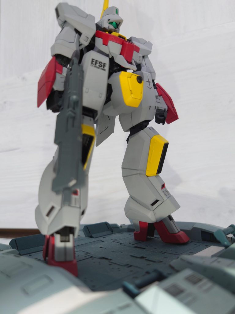 ベースジャバーにのせて。頭部の改造は思ったよりもラクでした。元のバージムの設定画と見比べつつ、AOZならここを共通パーツにするかなーウフフと発送前から考えていたので後は実行に移すだけで済みました。個人的に、一番の鬼門は『肩』です。設定画の肩はバーザムのそれとは大きく異なり、シンプルな面で構成されています。しかし、今回は休日のみで作り上げることを重視したのとそもそもキットの構造的に改造が難しいことから、いっそ改造せずそのままで仕上げてみました。股間もレジオン鹵獲仕様なら凹んでいるものが付いているのですが、今回はティターンズカラーを購入したため平面です。そう…股間もそのままです。 最後まで見てくださりありがとうございます。もしよろしければいいねなど宜しくお願いします。