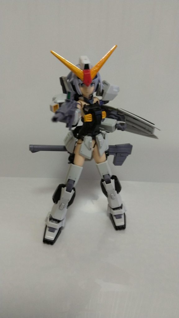 射撃ポーズ。ポージングしてる最中に気がついたのですが、頭のメインカメラを接着しているため、折角の表情パーツが使えないという致命的欠陥が発覚っ!!(´;ω;`)ブワッ新しく頭部を用意する予算もパーツも無いため、この顔のみで取ることにしました……。(ノД`)シクシク