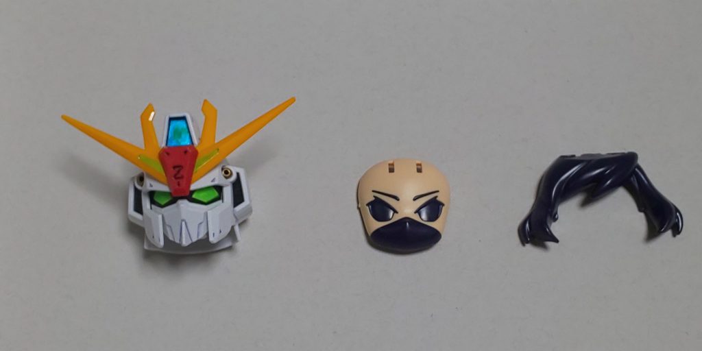 加工前の顔パーツきゃらっがいの方が大きいんでそのままでは収まりませんそこで、顔パーツの方を切り詰めることにします