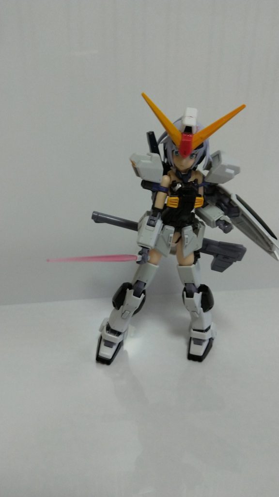 ガンダムMk-Ⅱちゃん♥はビームサーベルを装備した。表情が変えられればいろんな感情表現が出来るのに……(泣)