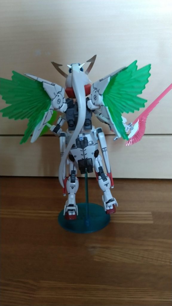 後ろはこんな感じです。後ろの光の翼はBB戦士のOガンダムのを使用。決してゲッター線の光ではありません。(笑)武装としてはビームサーベルの他にビームライフル、ビームシールド、腰のヴェスバー、頭のハイメガキャノンが使用可能。