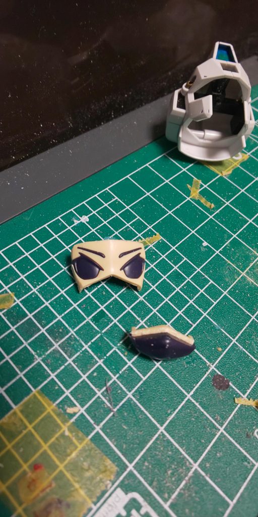 マスク部分を切り離しますこの後、縦に切り目を入れて折り曲げて左右の幅を詰める加工を施します