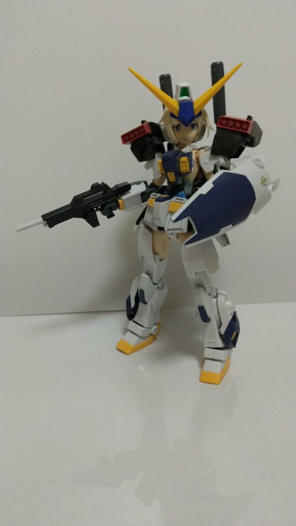 今回も顔パーツの交換は可能です。ちなみにガンダム6号機と轟雷……。この2つキットを見たとき、ミキシングをしたい……いや、ミキシングをしなければならないというある種の使命感みたいな物を感じたんだ……。そして、実際組み上げてみると、ああ、これこそがガンダム6号機と轟雷の有るべき真の姿というか、本来の姿を取り戻したかのような確信に満ちた何かを感じるんだ!……などと、とある蛇みたいな事を語ってみましたw