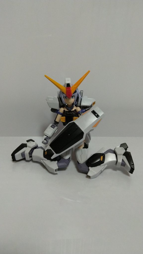 座るときはもちろん女のコ座り。大事な所はやっぱりガード。シールドは女の子の嗜みのようです(笑)あぁ……。笑顔の表情パーツが使えれば……。(血涙)素体がフレームアームズガールなので、可動域はバッチリです。書いてる途中に閃いたのですが、メインカメラの部分を取り外しが出来るよう、カメラ側に3mm棒を付けて、頭の方に3mmの穴を開ければ表情パーツの使用も見えてきそうです!今度やって見ようっ!!