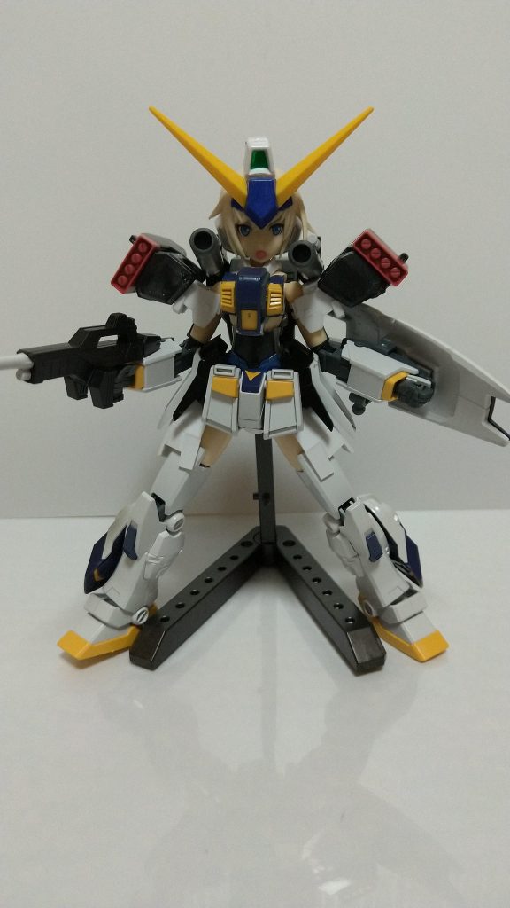 キャノン砲ももちろん構えられますが、頭が大きいため、一度頭を外さないと構えられない仕様さらに、脚の付け根のボールジョイントの仕様なのか、やや脚がプラプラするのでスタンドを使わないと安定しません。