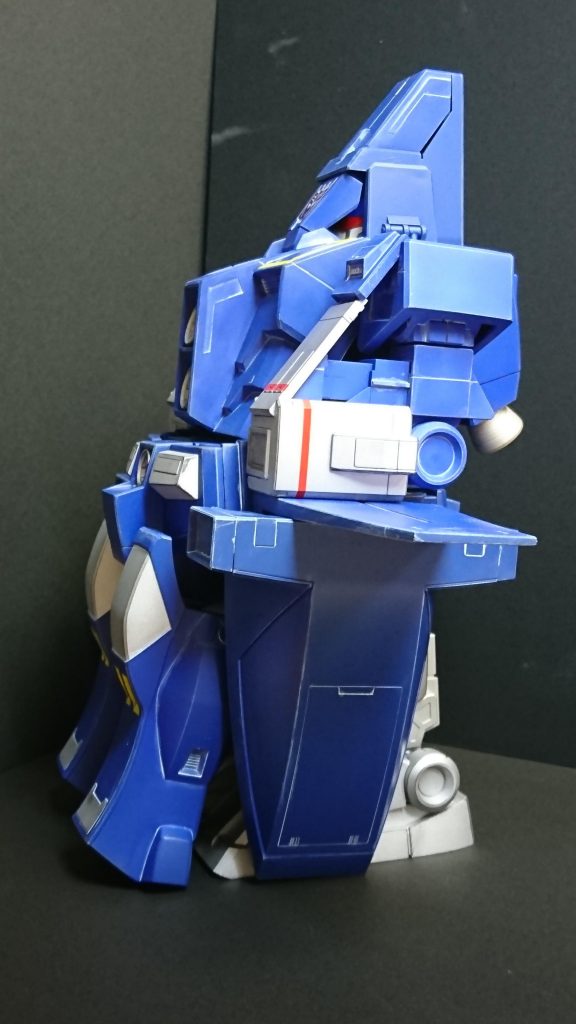 胸の黄帯は、Nゲージ用ラインテープ。薄くてしっかりくっついてくれます。デストロンマークはインクジェット用タトゥーシール。あんまり近くで見ないで下さい粗が目立ちます。