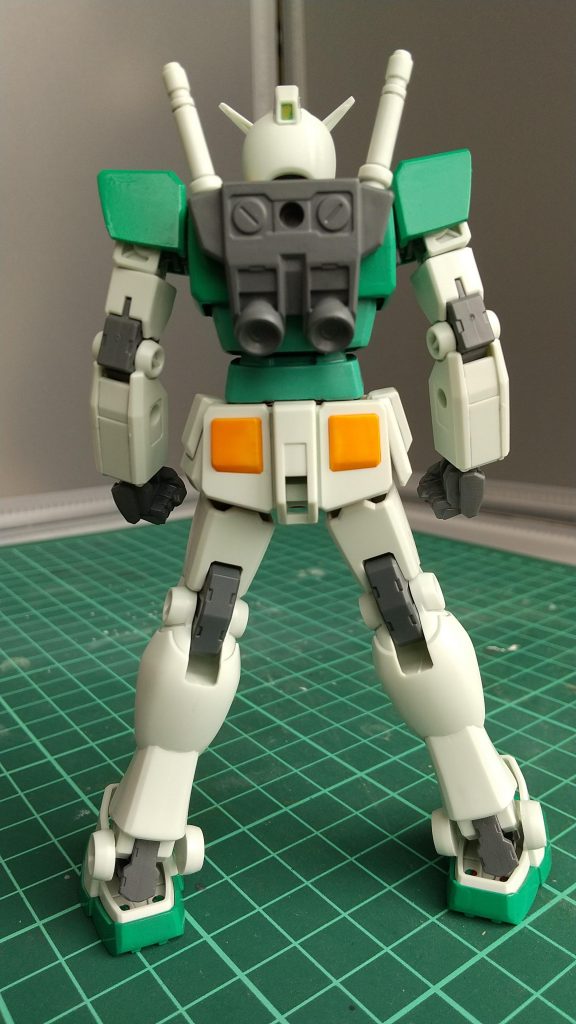 肘関節にプラバン貼ってスカスカ感を無くしてます。肩アーマーの小型化、スネとふくらはぎの継ぎ目を消しています。 筆塗り後でもヤスリキズが目立つこと。表面処理の大切さを改めて感じました。