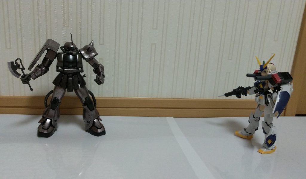 なんとここでジオンのザクⅡが乱入!マドロックちゃん「ザクなんてガンダムの敵じゃないもんっ!」ザク「ガンダムとはな……!」マドロックちゃん「ヒートホークだけのザクなんて余裕余裕♪」ヒートホークしか持たないザクに余裕を見せるマドロックちゃん!