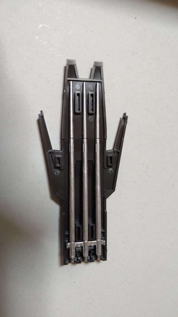 見えない部分ですが、バーストサーベルの予備刃も塗装しています。