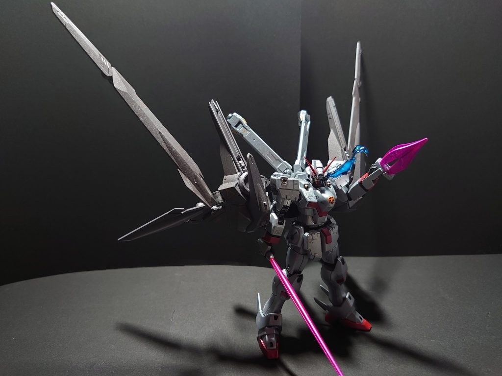 n_i_t_r_oアーマーが展開し、高速起動形態となる。本体キットには殆ど手は加えられておらず、強化した性能は外部オプションパーツに依存しているが、逆に言えばまだ改造の余地や拡張性を秘めているということでもある