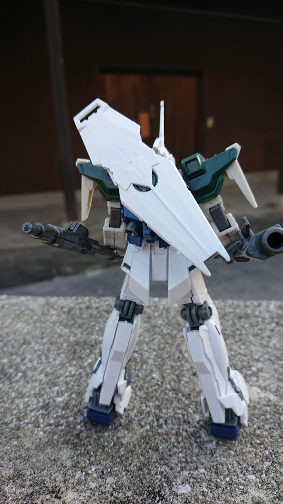 背中にシールドを持たせてみた。背中にはビームサーベルを持たせてある。