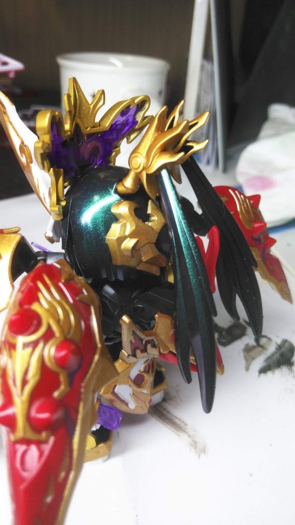 アタマと髪の毛?にダイソーで見つけたミラーネイルパウダーを吹き付けました。サンプル作ったときに余ったので吹いてみたらいい感じになりました。