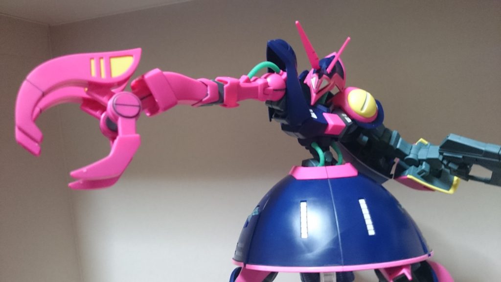 右腕部のクローは大迫力!ツメの裏打ちパーツも!大型キットはパーツ裏の見えないところにもモールドとかあるから嬉しいっス