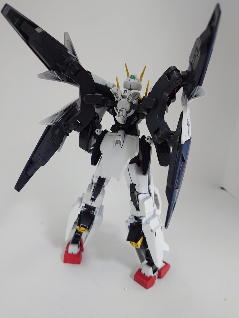 後ろ姿4枚羽はダブルオーダイバーエースのバックパックを使用しています。ジョイントパーツはアームアームズのパーツを切り込み角度を付けてみました。