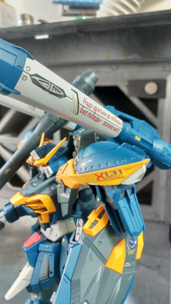 左半身です。シュラークの砲身には左右で違うロシア語のスローガンを貼ってみました。