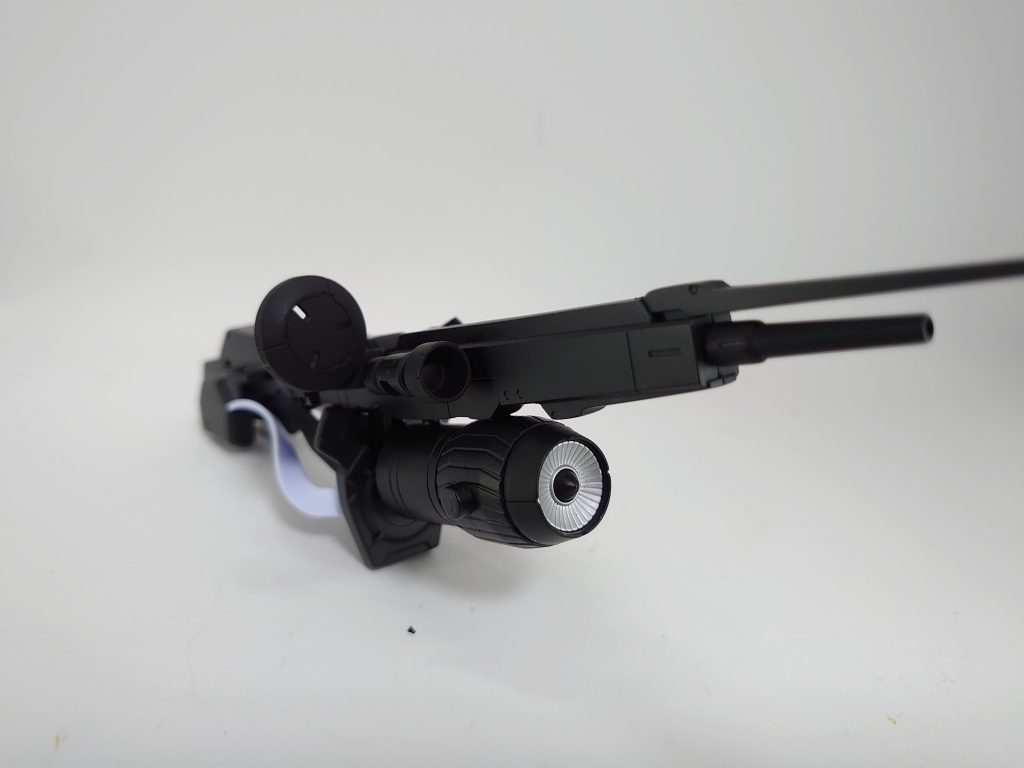 主武器 GNフィールドランチャー Zガンダムのハイパー・メガ・ランチャーを基盤にして色々パーツを付けてみました。側面の供給コードはプルトーネの腰とリアスカートを使用しています。