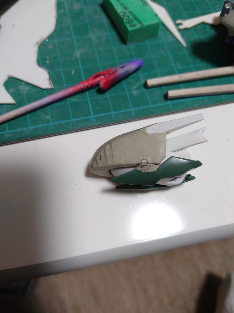 メガラティの髭っぽいのは何度もパテで作り直したが、結局ダナジンのパーツで解決した。