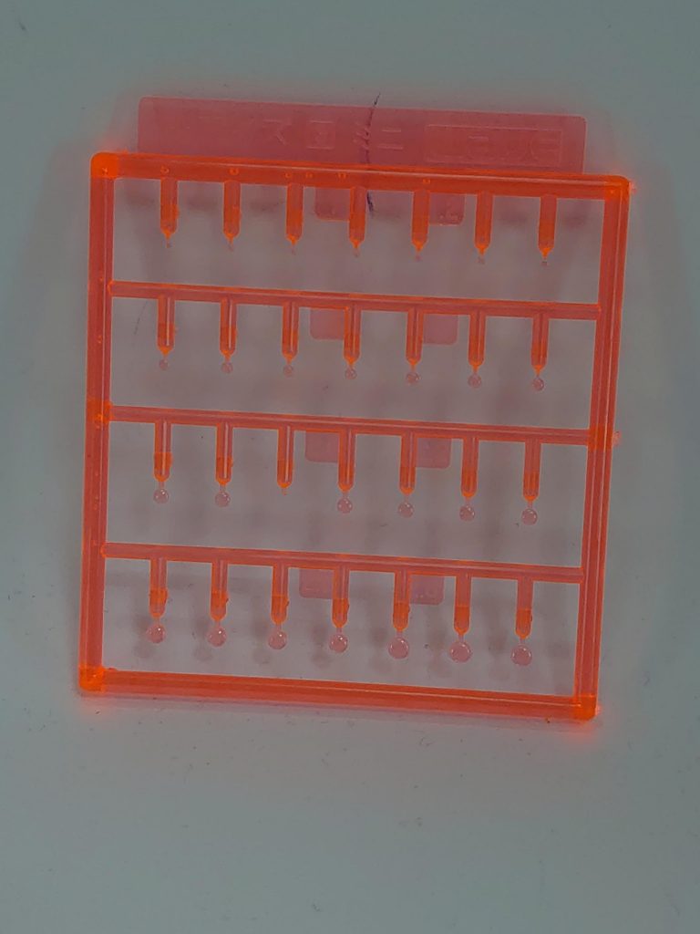 頭部のモノアイはHアイズピンクを使いました