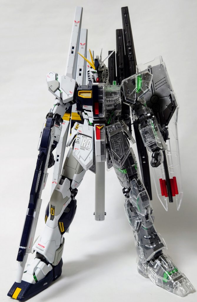 内部フレームと右半身のみを塗装し、左半身は表面を磨いて小傷を消したのみ。