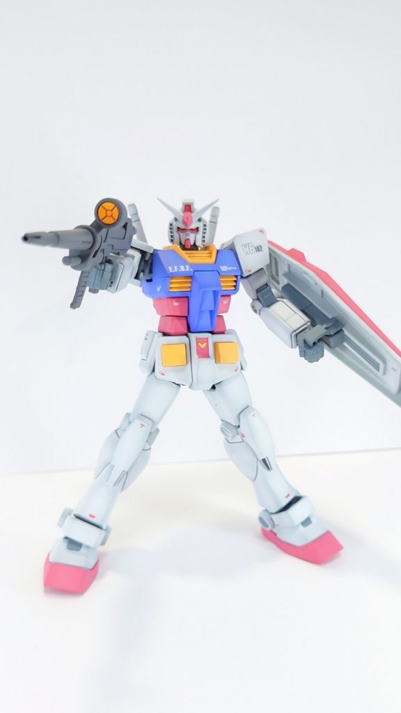 EGガンダムの定番工作として股関節が破損しやすいので金属線を入れて補強してます。