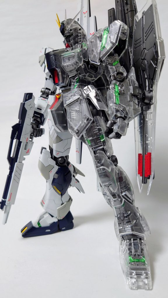 元のキットが Ver.KA 版なのでサイコフレーム露出ギミックが付いているのですが、塗装してしまうとサイコフレームがあまり目立たないんですよね…クリア外装にすることで内部のサイコフレーム部分が丸見えになるため、クリアパーツを使用して正解のキットだなと思います。