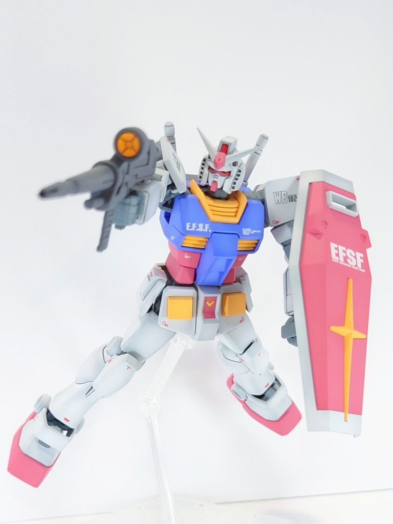 ビームライフルの銃口は開口。スコープ、ツインアイ、カメラ部は蛍光カラーを混ぜて本体の色と差別化してます。