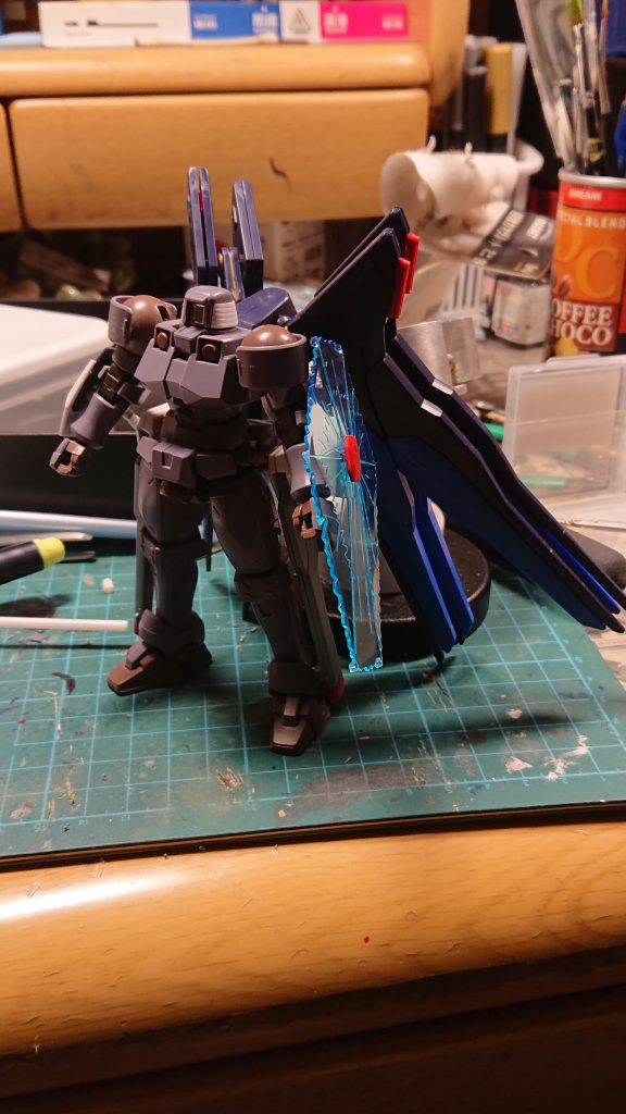 ビームシールドも欲しいなと思い、3mm穴をあけてプラ棒で接続しました。