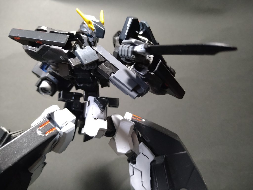 ハンドガンとナイフ「発砲と同時にナイフファイトに移行できる」