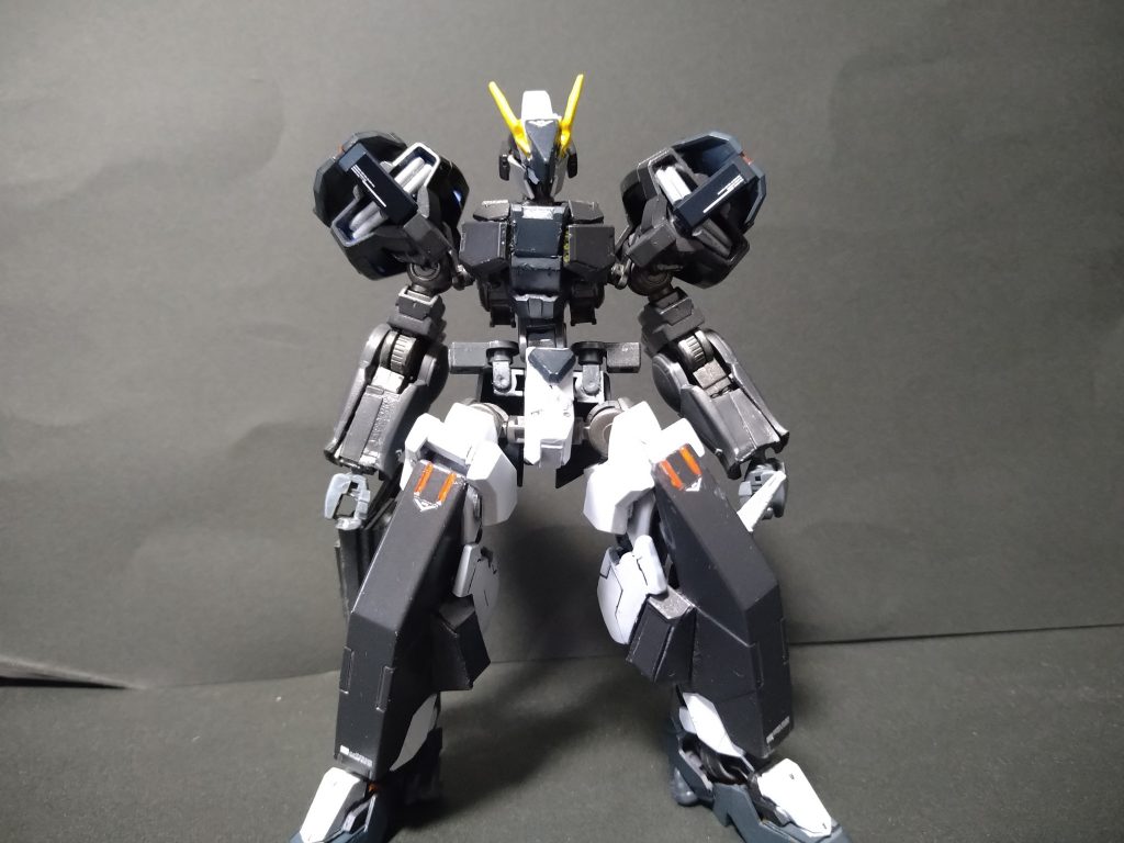 正面から見ると頭部先端で目が隠れて見える両肩も大型化。理由は6枚目の画像の説明にツケテマス