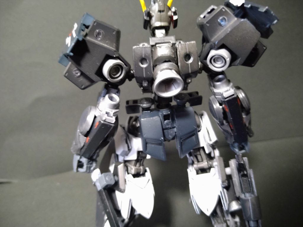 背面にはブースターを多数装備し、肘にも装備しているためブーストパンチみたいなこともできる