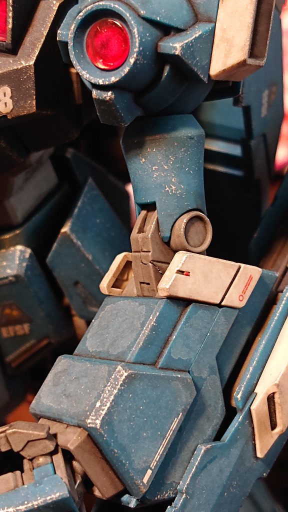 今回、つや消しを吹いていたころ湿気による白化、いわゆるかぶり現象を起こしてしまい、リカバリーにつや消しと同じ成分の溶剤を染み込ませたメラニンスポンジを撫でて白化を解消したのですが、ABS素材の肘パーツの一部が割れてしまいました。ABSに溶剤は割れるとは聞いていましたが、実際にテンションがかかったパーツに溶剤を軽く塗布しただけでも割れてしまいましたので、皆様もABS素材の取り扱いにはご注意下さい。