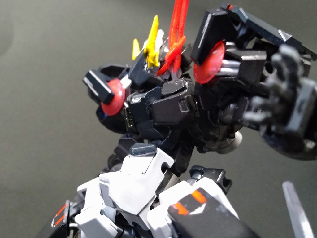 ガンプラ紹介にも書いた特殊システムを同時発動状態GNコンデンサーを両肩に装備した関係で両肩が大型化してしまった