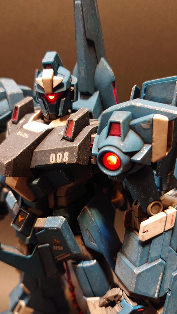 メインカメラのみにLEDを仕込んでガンスタに上げていましたが、クリアーパーツがあちこちにあるのにメインカメラしか光っていないリゼルを見ていてもったいないと思い、肩のレンズと背面バインダーのセンサーにもLEDを入れました。配線は変形や可動の妨げにならないように腰から胴を経由して各部までフレーム内を通しています。デカールは浮かないように余白をなるべくカットしてから貼り付けています。