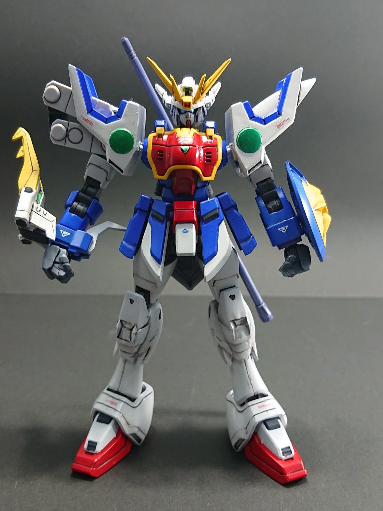 作成はHGBDジーエンアルトロンガンダムで素体を組み、頭部、肩、脚、ドラゴンハングのパーツを切り貼りしました。【頭部】フェイスはジーエンアルトロン、頭部はシェンロンです。吹返(耳?)はシェンロンのものを片方紛失していたので、ジーエンアルトロンのものを切断して代用してます。アンテナはシャープ化と角度変更をしました。