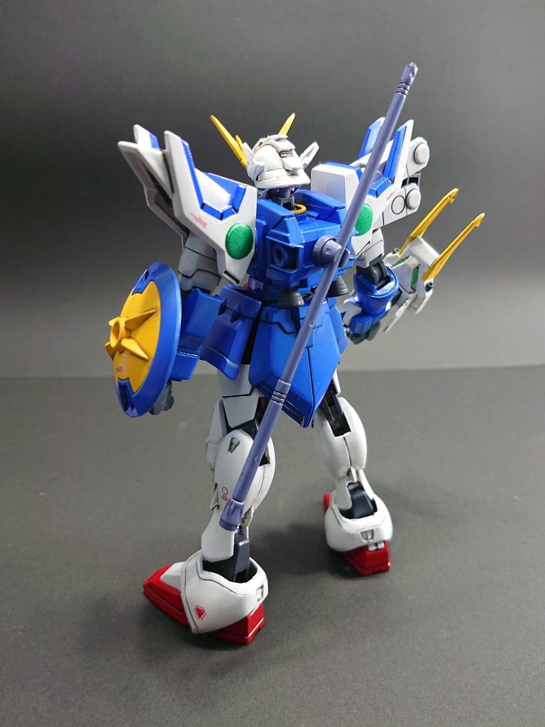 【胴・腰・バックパック】基本、ジーエンアルトロンのままで変更してません。ビームグレイブ用の背部ラッチは旧キットから移植して基部で回転するように3mmのプラ棒で接続しました。