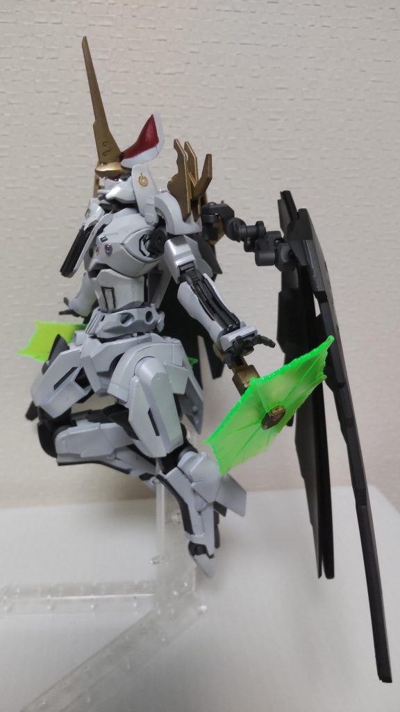 腕の機械式魔法陣は再現できず、ビームシールドを取り付けました。 