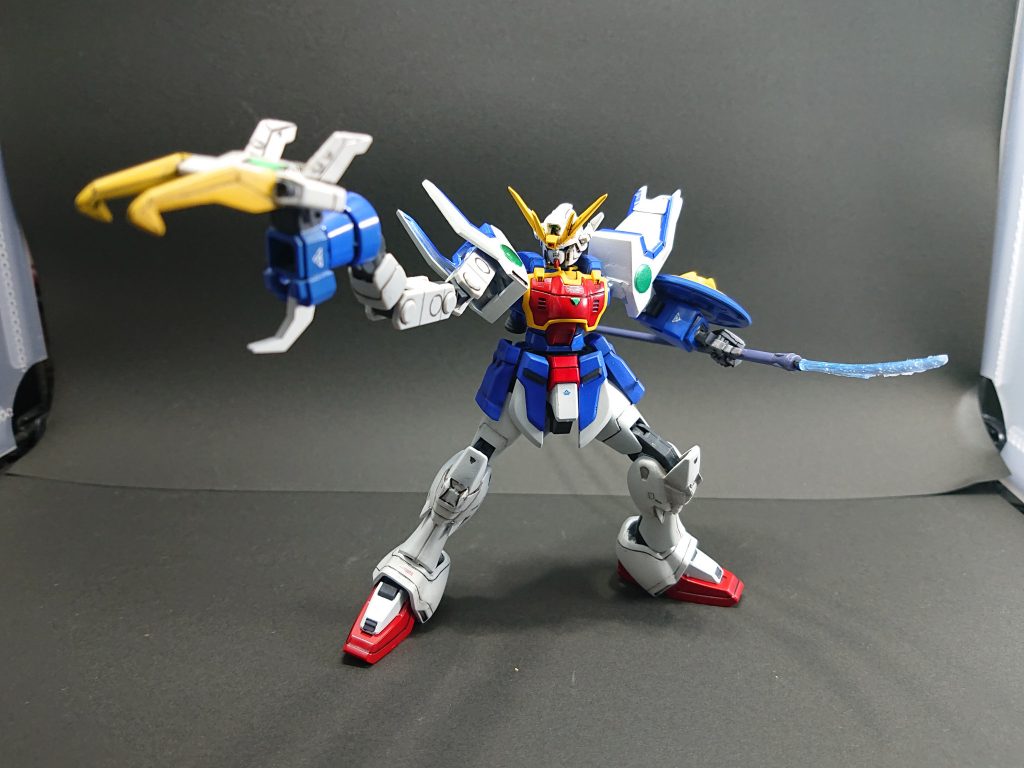 【腕】肩はシェンロン、二の腕から関節はジーエンアルトロン、左前腕はシェンロンのパーツをくり抜き。ドラゴンハングはジーエンアルトロンのものを組み換え、前腕はジーエンアルトロンのもので、ドラゴンハンクをジャンクパーツで接続しました。下顎はシェンロンの部分を切り取り、被せて接着しました。【脚】先のデスサイズと同様、腿から関節まではジーエンアルトロンで膝からふくらはぎ・アンクルアーマーをシェンロンから移植。足はまんまジーエンアルトロンです。【武装】ビームグレイブは旧キットから流用。ビーム刃をクリアーレジンで複製しクリア化。シェンロンシールドはジーエンアルトロンのままです。