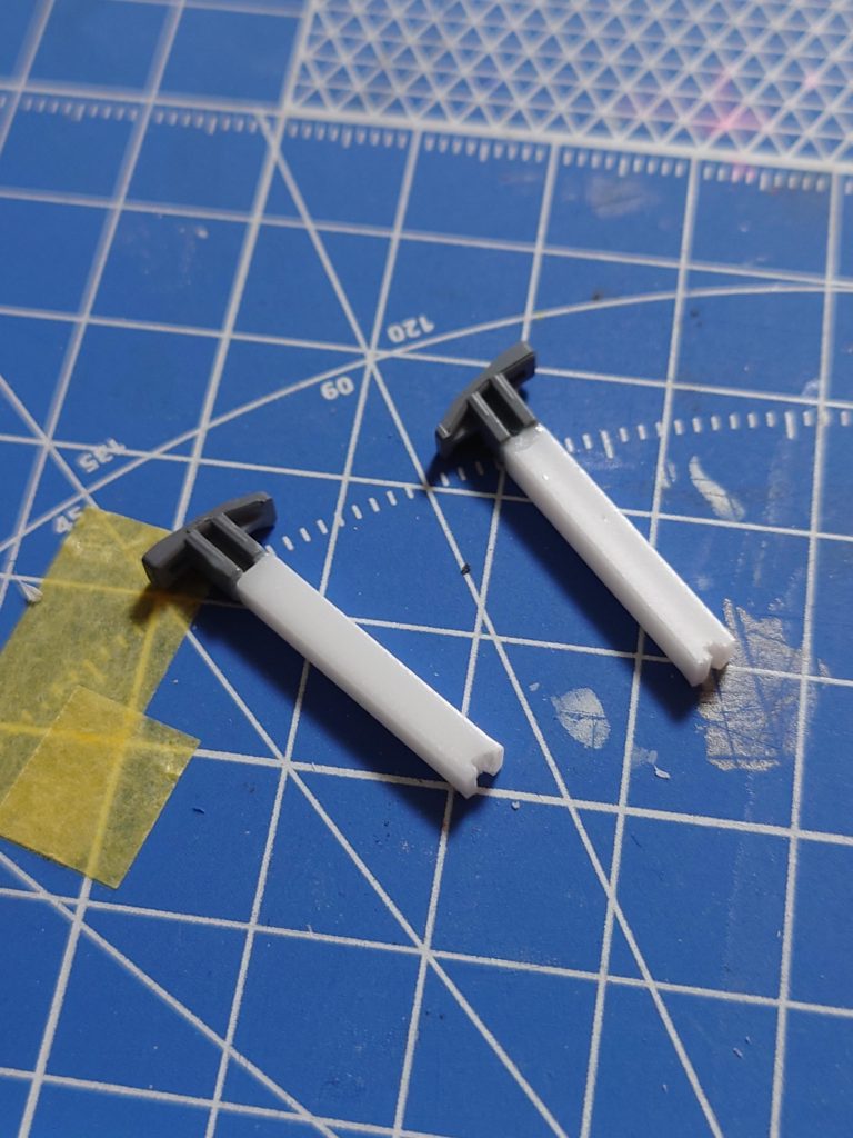 人生初のパーツ自作です、といっても、プラ棒を貼り付けただけ(笑)  何回パーツなくしてんだ、オイラ