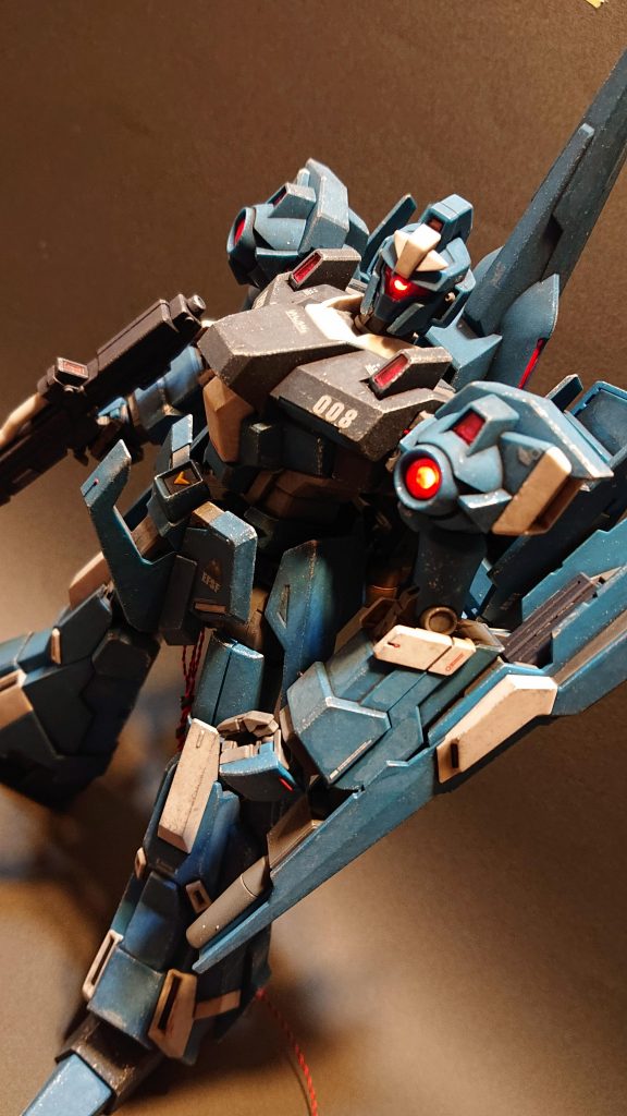 メインカメラをLED化してダクト部を黒、各センサーの内部と脹脛部分のチューブ基部をシルバー、クリアーパーツをクリアーピンク、脹脛部分のチューブを白、背面のバーニアノズルを黒鉄色で塗装し、スーパークリアーUVカットつや消しでトップコートをしてからウェザリングとチッピングを施しました。