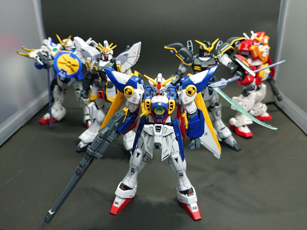 ということでTV版ガンダムW 初期5機体をHGスタイルでなんとか揃えることができました。(ボケボケですが…)当時5~600円でキットを買って並べて遊んでましたが、サンドロックは買えず、ほかのプラモも踏んで壊したりときれいに揃えることができなかったガンダム達をこうして手元に並べることでき、とても満足しました。塗装や工作など少しずつスキルアップできたので、同じような旧キット改造を積み重ねていこうと思います。最後までご覧いただきありがとうございました。