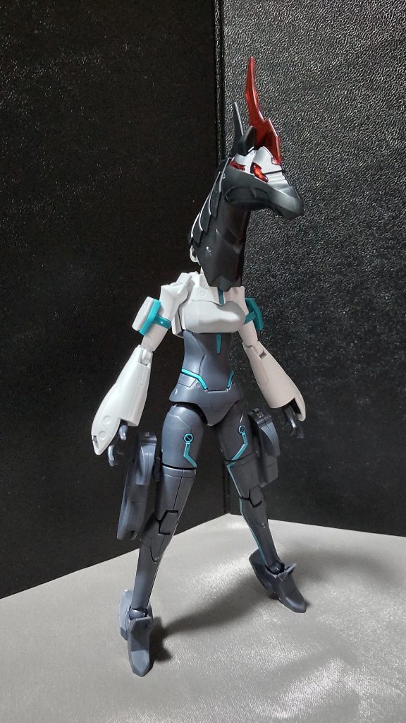 5分で作っただけのことはあり、その作りは非常に単純かつ雑です。モビルドールメイのボディに軍馬の頭を取り付けれるようにしただけです。