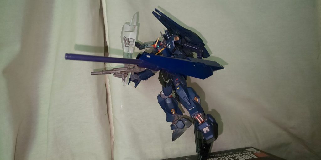 シールドブースターは二枚付いてますが、白い方は主にミサイル迎撃や牽制に使用します。