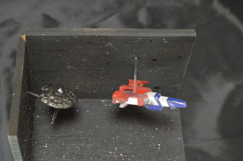 ア・バオア・クーはシルバーベースにつや消し黒で塗装しました。